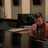 Mmm Mmm Mmm Mmm - Jeremy Renner