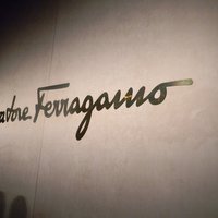 La D en personne #3 (Ferragamo) - Da Uzi