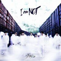 District 9 - Stray Kids (스트레이 키즈)